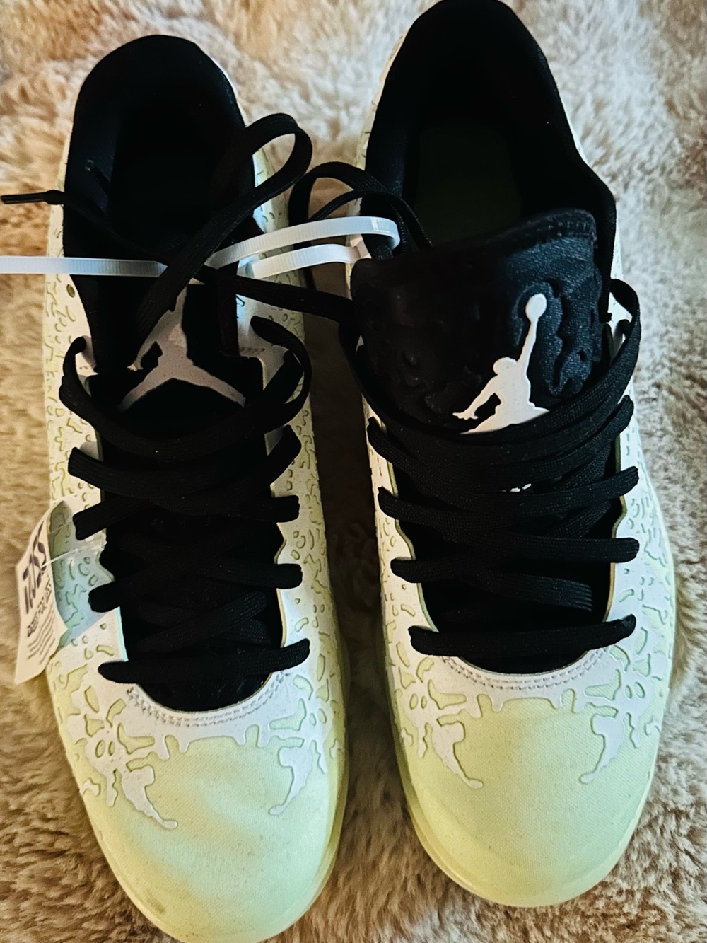 NWT Men’s size 8.5 Nike Basketball Shoes in Black and Light Green